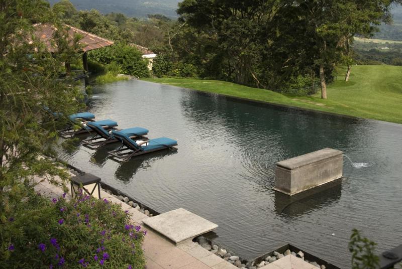 Hotel La Reunion Golf Resort And Residences Antigua Buitenkant foto