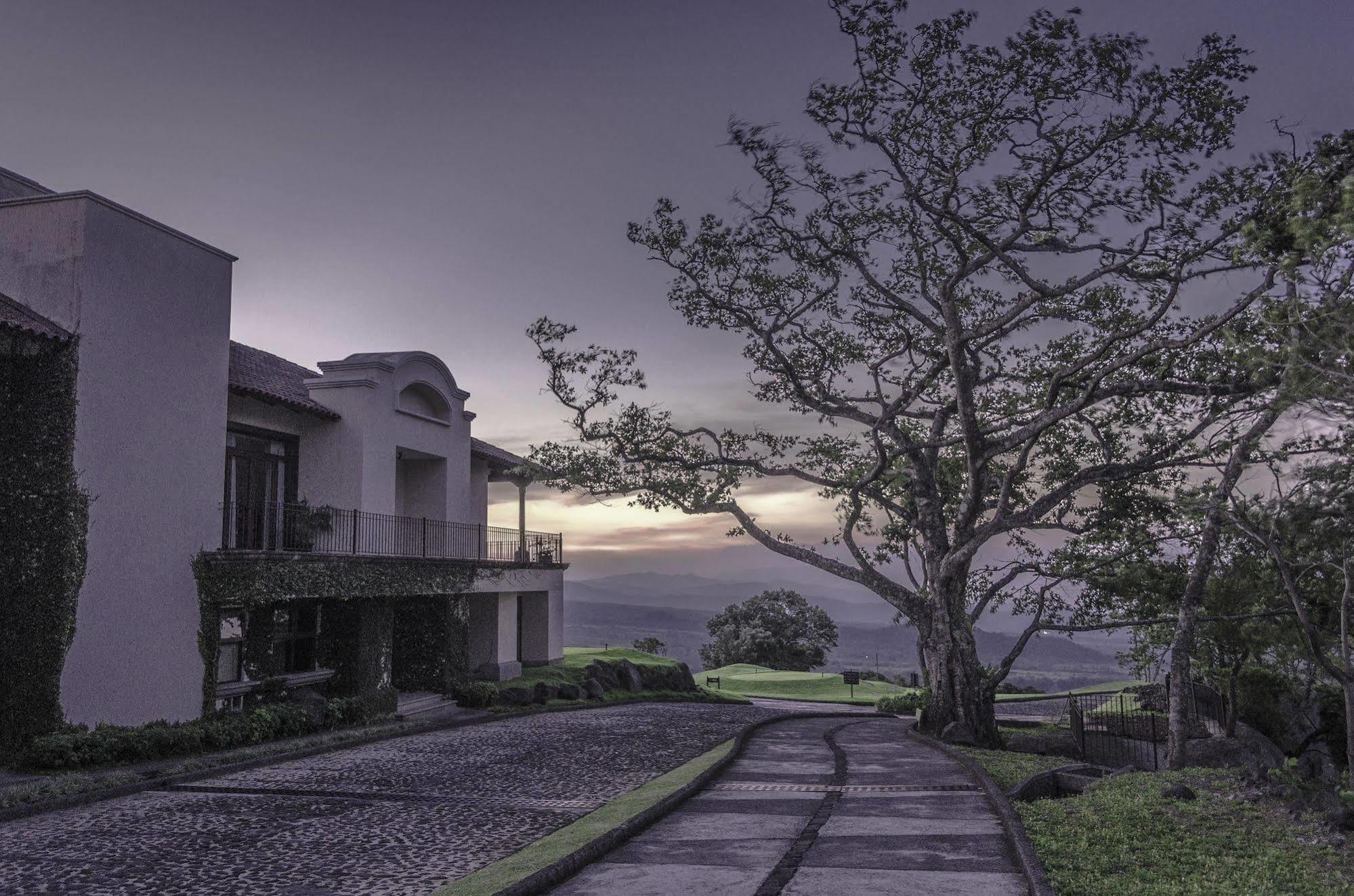 Hotel La Reunion Golf Resort And Residences Antigua Buitenkant foto