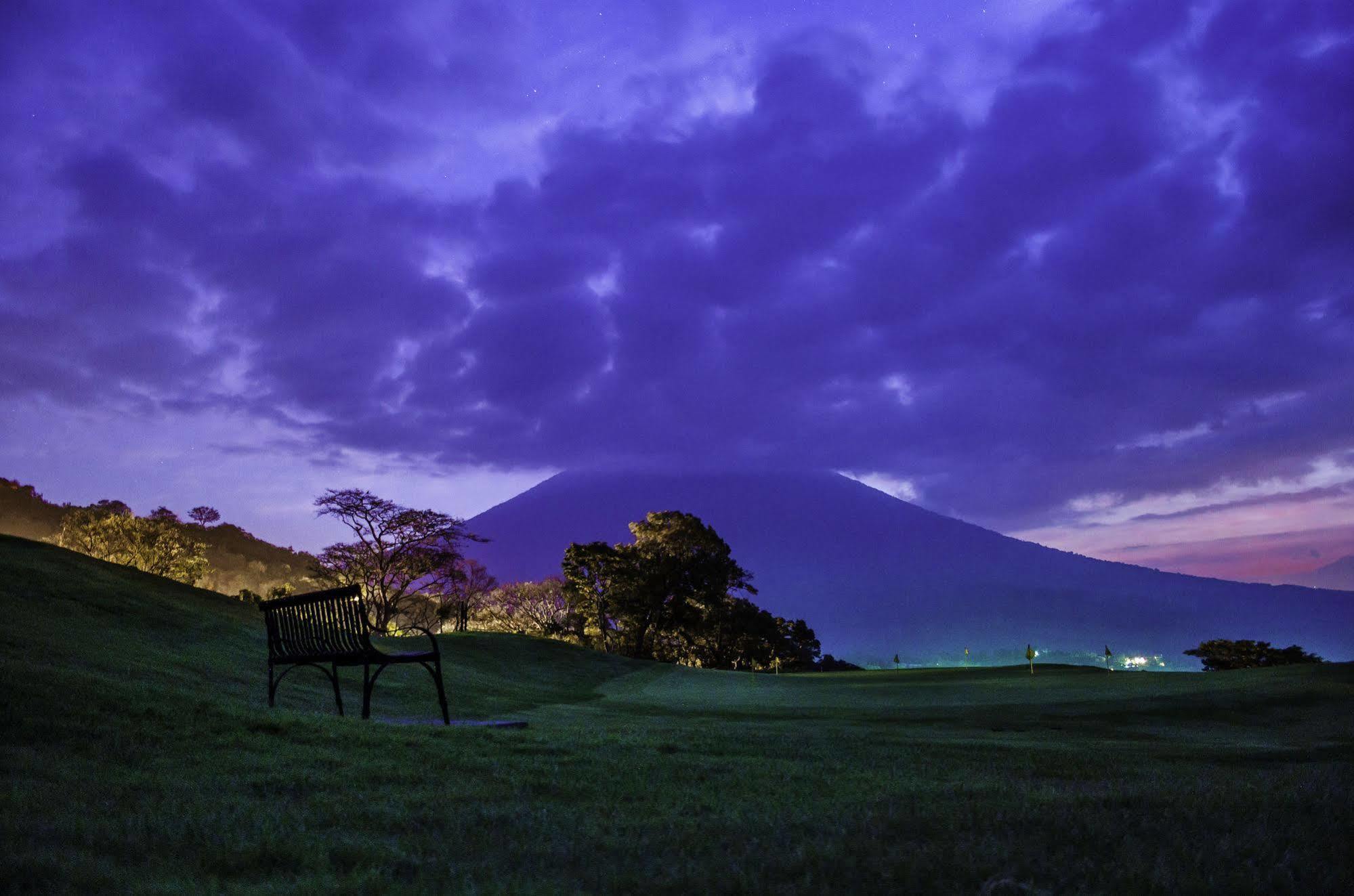 Hotel La Reunion Golf Resort And Residences Antigua Buitenkant foto