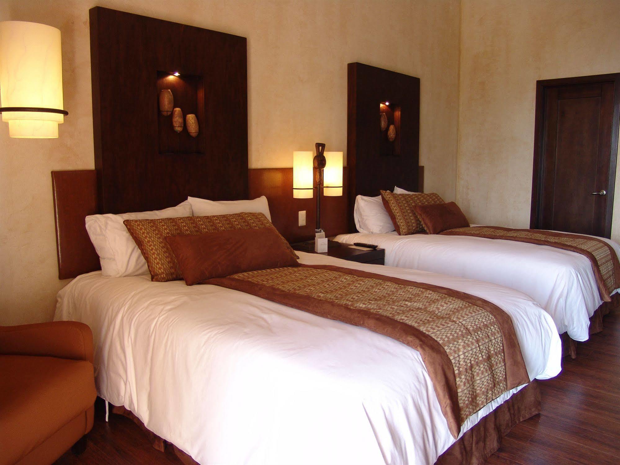 Hotel La Reunion Golf Resort And Residences Antigua Buitenkant foto